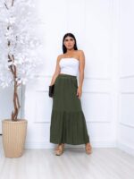 Saia longa Joana em viscolinho com cintura alta e babados, ideal para looks boho. Sem estampa, leve e fluida, perfeita para dias quentes e visuais elegantes.