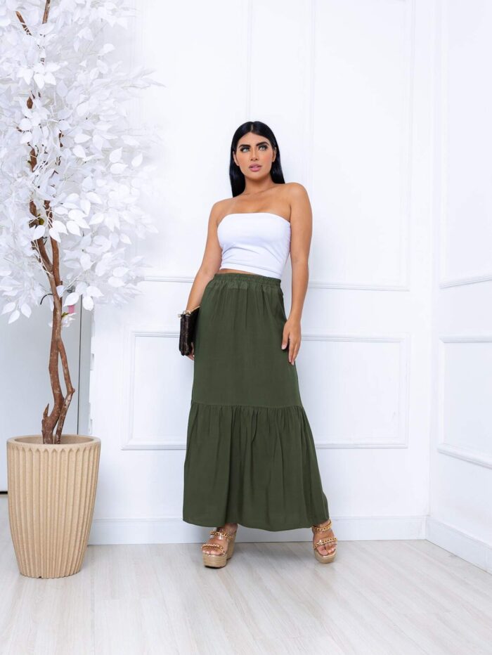 Saia longa Joana em viscolinho com cintura alta e babados, ideal para looks boho. Sem estampa, leve e fluida, perfeita para dias quentes e visuais elegantes.