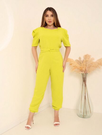 Macacão Silvia com mangas bufantes e gola redonda. Feito de poliéster, sem estampa, é leve e confortável, ideal para looks casuais e elegantes.