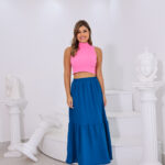 Saia longa Joana em viscolinho com cintura alta e babados, ideal para looks boho. Sem estampa, leve e fluida, perfeita para dias quentes e visuais elegantes.