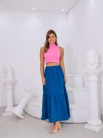 Saia longa Joana em viscolinho com cintura alta e babados, ideal para looks boho. Sem estampa, leve e fluida, perfeita para dias quentes e visuais elegantes.