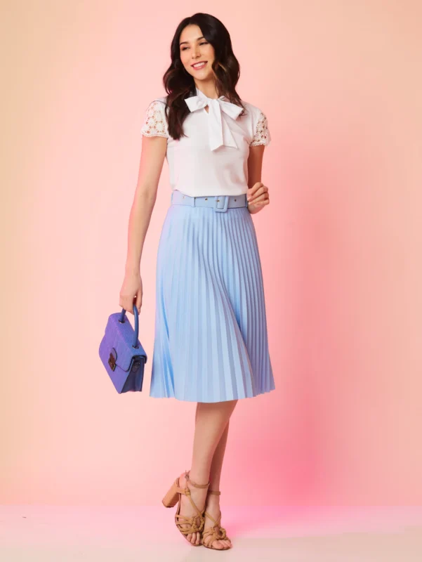 Saia midi Nara com cinto de ilhó e plissados, confeccionada em Helanca Light. Ideal para um visual casual e sofisticado, com cintura alta e sem estampa.