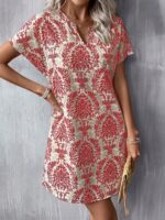 Vestido túnica Teresa com design tribal, decote V, mangas morcego e caimento regular. Perfeito para looks boho modernos e casuais. Feito de poliéster com elastano.