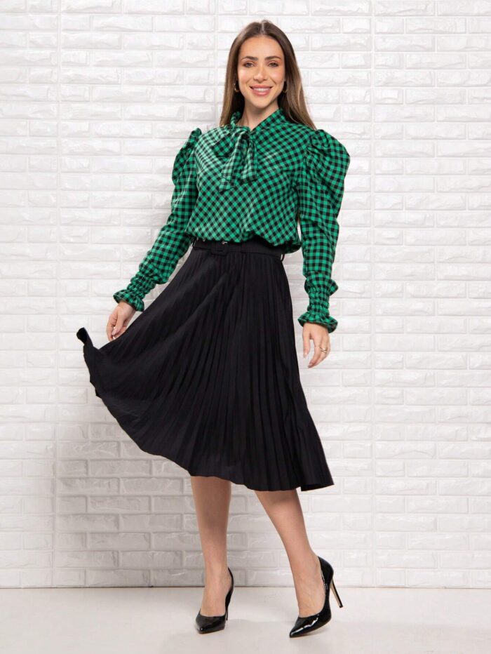 Saia midi Nara com cinto de ilhó e plissados, confeccionada em Helanca Light. Ideal para um visual casual e sofisticado, com cintura alta e sem estampa.