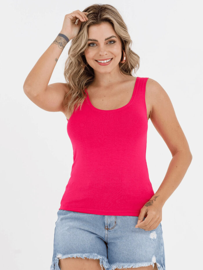 Blusa regata Fábia com alças largas e bainha assimétrica, ideal para um visual casual e moderno.