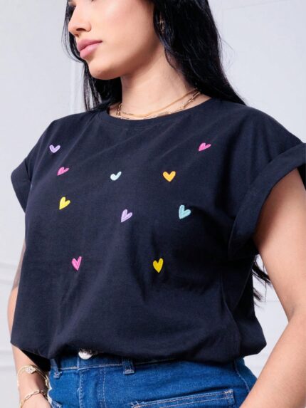 Blusa feminina Solange com estampa de corações, gola redonda e manga curta. Feita de algodão, perfeita para looks confortáveis e casuais.
