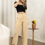 Calça pantalona Quenia, listrada com perna larga e cintura alta. Feita de poliéster e elastano, oferece leveza e conforto, com detalhe de botão para estilo extra.