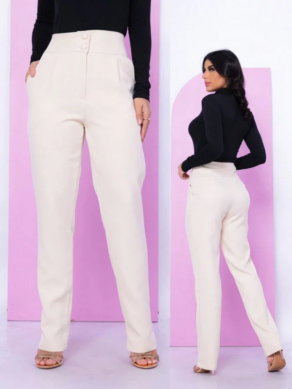 Calça Feminina de alfaiataria, cintura alta e perna reta, ideal para looks casuais e elegantes. Feita de poliéster e elastano, com baixa elasticidade.