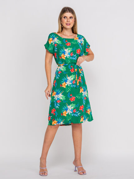 Vestido Daiana de viscose com estampa tropical, cintura natural e mangas curtas. Bainha alargada, proporcionando conforto e fluidez para ocasiões casuais.