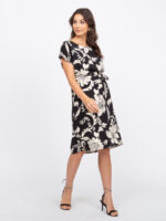 Vestido estampa floral Maria, com design túnica e cintura alta. Confeccionado em poliéster e elastano, leve e confortável, perfeito para dias casuais.