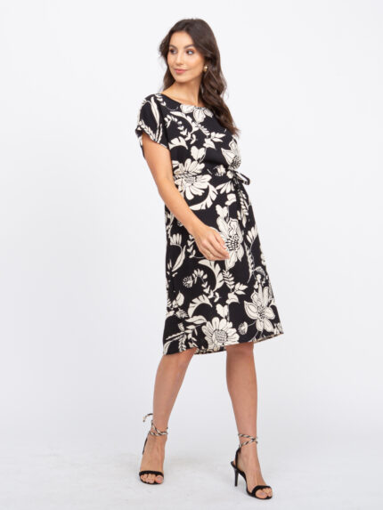 Vestido estampa floral Maria, com design túnica e cintura alta. Confeccionado em poliéster e elastano, leve e confortável, perfeito para dias casuais.