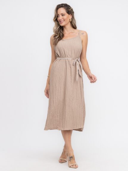 Vestido casual Stefany, suspensório com cintura alta e bainha alargada. Design minimalista sem estampa, ideal para ocasiões casuais e confortáveis.