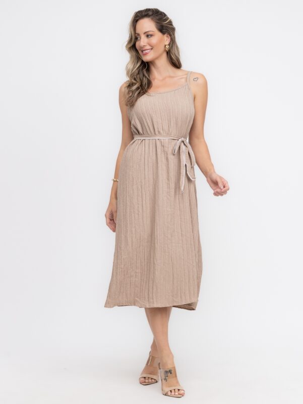 Vestido casual Stefany, suspensório com cintura alta e bainha alargada. Design minimalista sem estampa, ideal para ocasiões casuais e confortáveis.