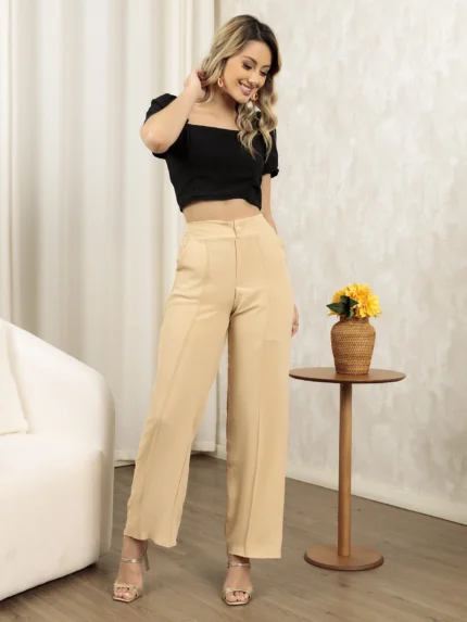 Calça pantalona Quenia, listrada com perna larga e cintura alta. Feita de poliéster e elastano, oferece leveza e conforto, com detalhe de botão para estilo extra.