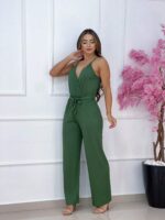 Macacão feminino Mônica transpassado, sem estampa, com alças finas e cintura alta. Feito de viscose, leve e confortável, perfeito para looks casuais.