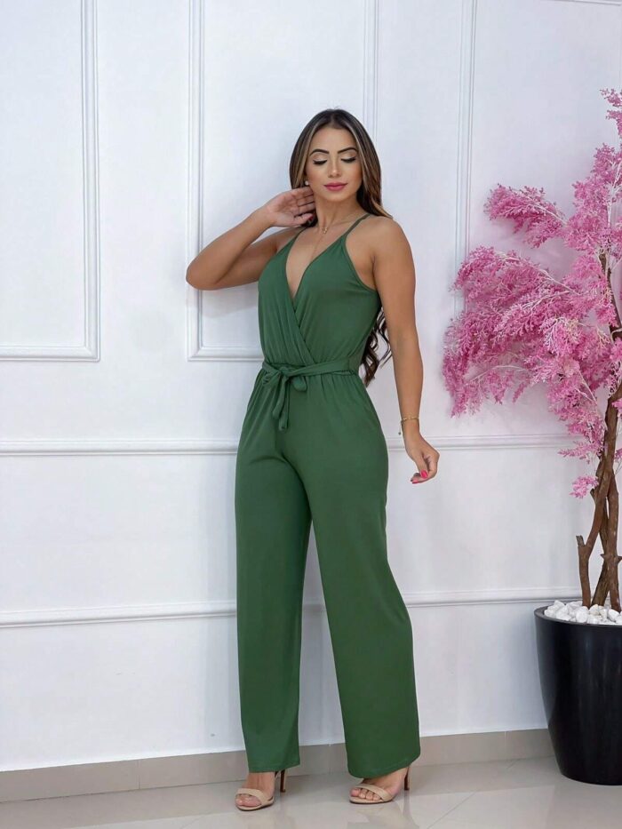 Macacão feminino Mônica transpassado, sem estampa, com alças finas e cintura alta. Feito de viscose, leve e confortável, perfeito para looks casuais.