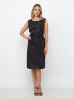 Vestido Karmille, estilo boho com estampa geométrica e onça. Decote U, sem mangas, curto e em viscose. Confortável e moderno para dias quentes.