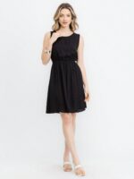 Vestido Anielle, sem mangas, com gola redonda e cintura alta. Cor verde militar, leve e respirável, feito de viscose, perfeito para dias quentes e looks casuais.