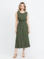 Vestido Stefany, sem mangas, com gola redonda e caimento leve. Modelo versátil em cor lisa, perfeito para looks casuais e confortáveis, com bainha alargada.