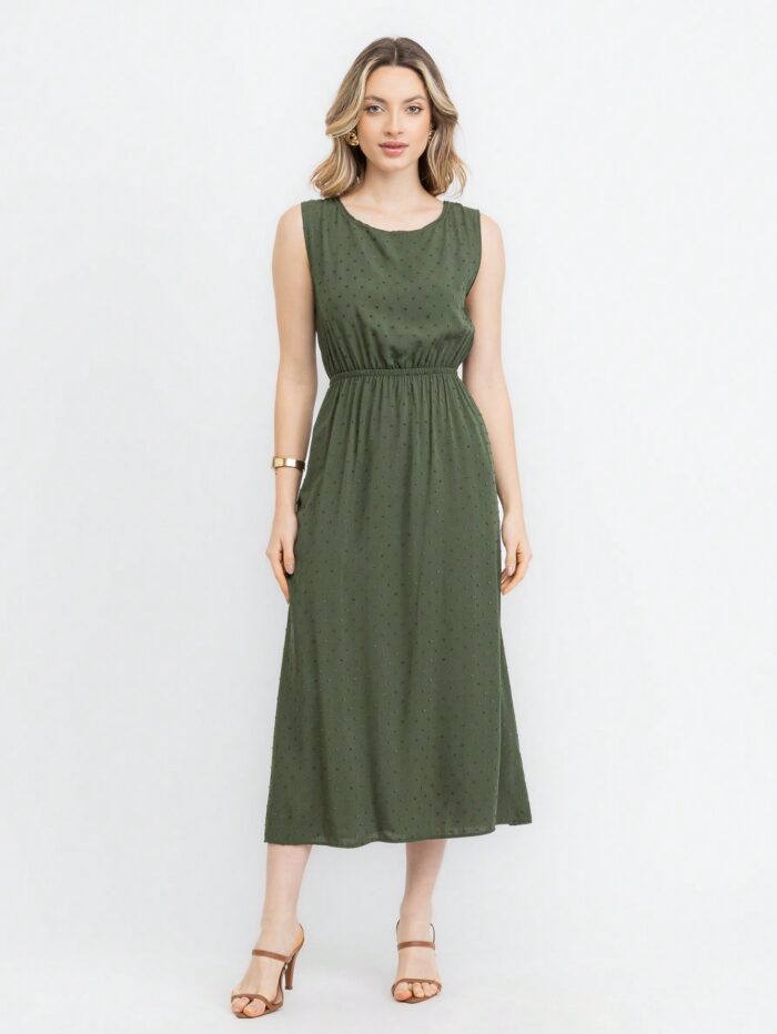Vestido Stefany, sem mangas, com gola redonda e caimento leve. Modelo versátil em cor lisa, perfeito para looks casuais e confortáveis, com bainha alargada.