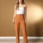 Calça de alfaiataria Sofia, cintura alta e perna reta, feita de poliéster e elastano. Elegante e versátil, ideal para looks casuais e sofisticados.