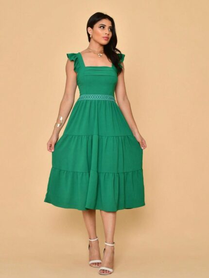 Vestido midi Alana com detalhes de renda na cintura, gola quadrada e tecido flexível. Perfeito para ocasiões que pedem elegância e conforto.