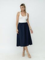 Saia casual Dalila de viscose, formato A e cintura alta. Sem estampa, leve e fresca, com comprimento midi, perfeita para looks confortáveis e versáteis.