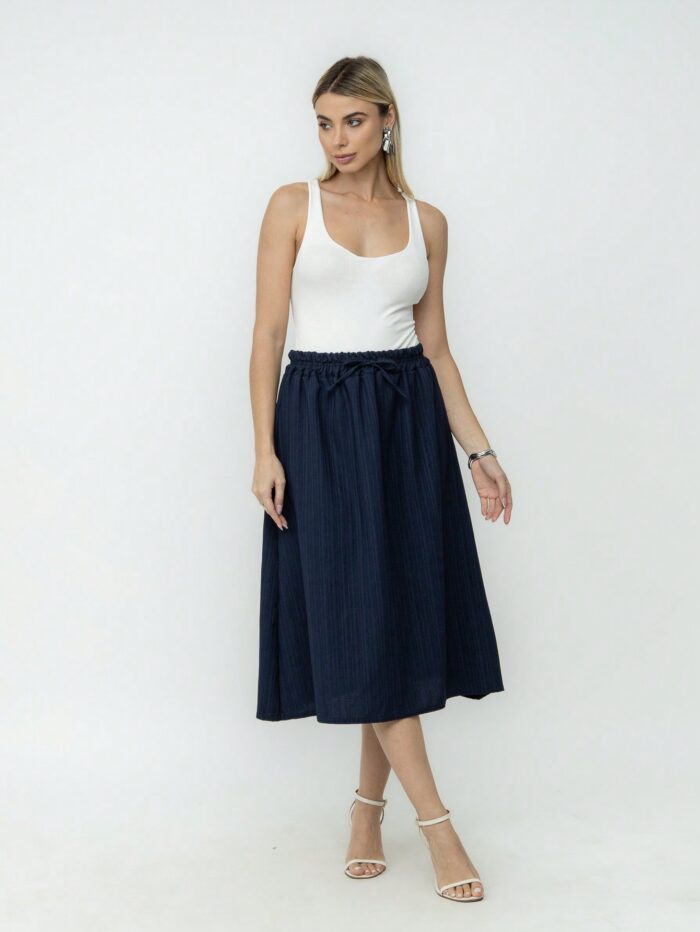 Saia casual Dalila de viscose, formato A e cintura alta. Sem estampa, leve e fresca, com comprimento midi, perfeita para looks confortáveis e versáteis.