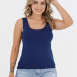 Blusa regata Fábia com alças largas e bainha assimétrica, ideal para um visual casual e moderno.