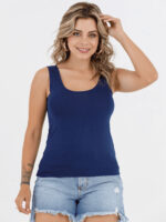 Blusa regata Fábia com alças largas e bainha assimétrica, ideal para um visual casual e moderno.