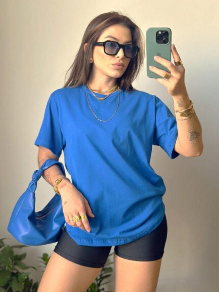 Blusa feminina T-shirt Lorrane, com manga curta e gola redonda. Feita de algodão, ideal para looks casuais e confortáveis no dia a dia.