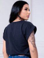 Blusa feminina Solange com estampa de corações, gola redonda e manga curta. Feita de algodão, perfeita para looks confortáveis e casuais.