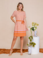 Vestido casual Caroline com estampa geométrica, cinto e gola redonda. Mangas curtas, caimento leve e bainha reta. Confortável e ideal para diversas ocasiões.