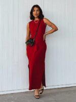 Vestido longo Patricia, sem mangas e com caimento justo. Feito de tecido flexível, proporciona elegância e conforto para ocasiões modernas.