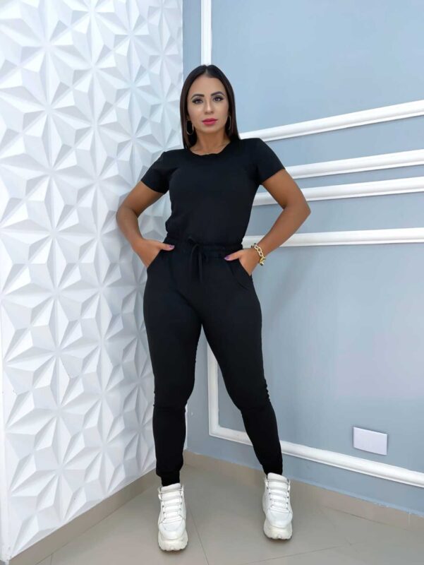 Conjunto feminino Anastácia em camurça, com elasticidade e toque macio. Sofisticado, ideal para ocasiões casuais e modernas.