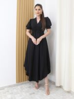 Vestido Duna Tabata com decote V e mangas curtas, ajuste regular e caimento longo, feito em poliéster e algodão, ideal para looks elegantes e confortáveis.