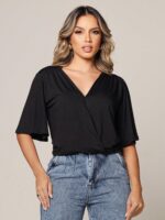 Blusa feminina transpassada Maria, com detalhe cruzado e mangas esvoaçantes. Perfeita para um look casual e elegante, feita em viscose e elastano, com caimento solto.