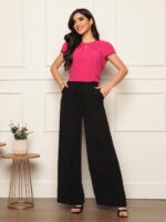 Blusa feminina manga curta Gabrielle com gola redonda, cor lisa e caimento solto, ideal para o dia a dia.