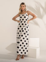 Vestido longo Antonella com estampa poá e alças finas. Cinto na cintura alta e bainha reta em poliéster, combinando elegância e conforto para momentos casuais.