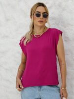 Blusa feminina sem mangas em viscolycra Amora, cor marsala, com gola redonda e detalhes dobrados, ideal para um look casual e elegante.