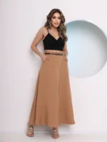 Saia longa Valentina, sem estampa, com cinto e detalhes de corrente. Feita de poliéster, oferece caimento solto e cintura alta, perfeita para looks sofisticados.