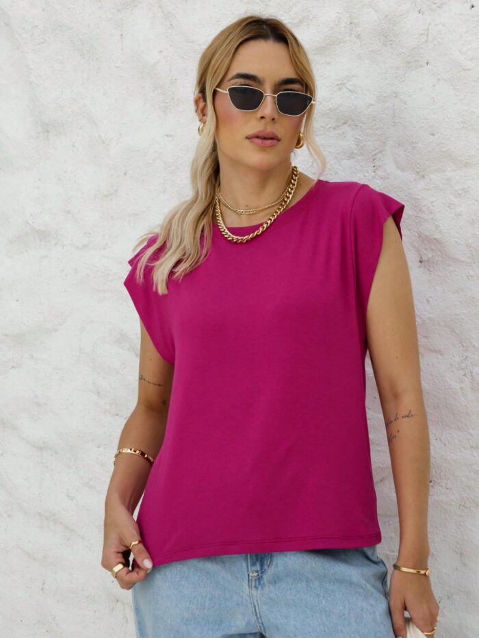 Blusa feminina sem mangas em viscolycra Amora, cor marsala, com gola redonda e detalhes dobrados, ideal para um look casual e elegante.
