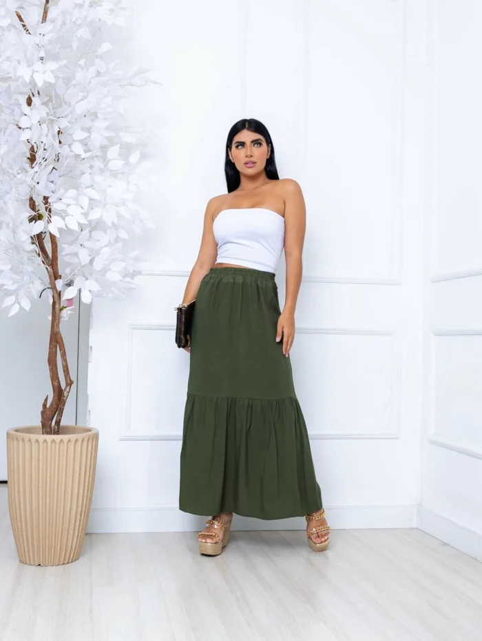 Saia longa Joana em viscolinho com cintura alta e babados, ideal para looks boho. Sem estampa, leve e fluida, perfeita para dias quentes e visuais elegantes.