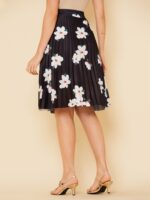 Saia midi evangélica plissada com estampa floral, cintura alta e tecido leve. Ideal para um visual casual e elegante em diferentes ocasiões.