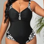 Maiô plus size Tatiana com alças largas, blocos de cores e detalhes franzidos. Ideal para realçar as curvas com elegância e conforto na praia ou piscina.