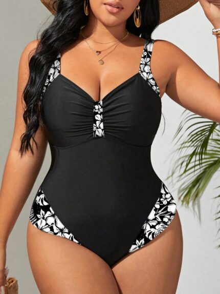 Maiô plus size Tatiana com alças largas, blocos de cores e detalhes franzidos. Ideal para realçar as curvas com elegância e conforto na praia ou piscina.