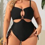 Maiô plus size Mariana com detalhes vazados nas laterais, anel decorativo e ajuste de cordão. Ideal para um look sofisticado na praia ou piscina.
