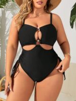 Maiô plus size Mariana com detalhes vazados nas laterais, anel decorativo e ajuste de cordão. Ideal para um look sofisticado na praia ou piscina.