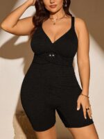 Maiô plus size Bianca com alças espaguete, detalhes em anel e textura enrugada. Perfeito para um visual boho, confortável e estiloso na praia ou piscina.