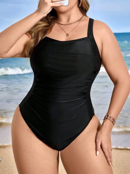 Maiô plus size Elisa, em cor sólida com alças espaguete e detalhes de ziguezague. Cintura alta e ajuste confortável, ideal para estilo na moda praia.